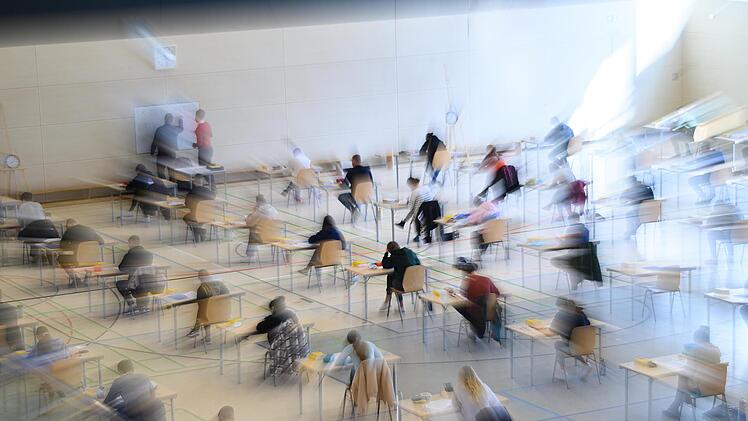 Am Mittwoch beginnen in Bayern die Abiturprüfungen unter Corona-Vorzeichen. Symbolbild: Robert Michael/dpa