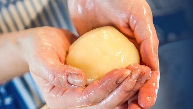 Klöße kochen ist eine Wissenschaft für sich. Lernen kann es aber jeder, sagt Genussbotschafterin Kerstin Rentsch. Foto: Archiv/Uwe Toelle