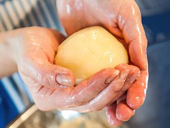 Kl&ouml;&szlig;e kochen ist eine Wissenschaft f&uuml;r sich. Lernen kann es aber jeder, sagt Genussbotschafterin Kerstin Rentsch. Foto: Archiv/Uwe Toelle