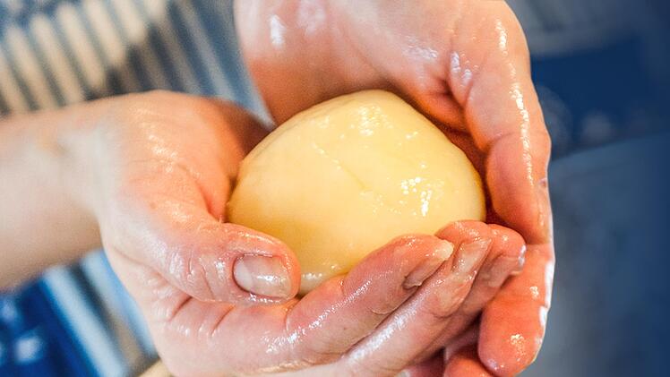 Klöße kochen ist eine Wissenschaft für sich. Lernen kann es aber jeder, sagt Genussbotschafterin Kerstin Rentsch. Foto: Archiv/Uwe Toelle