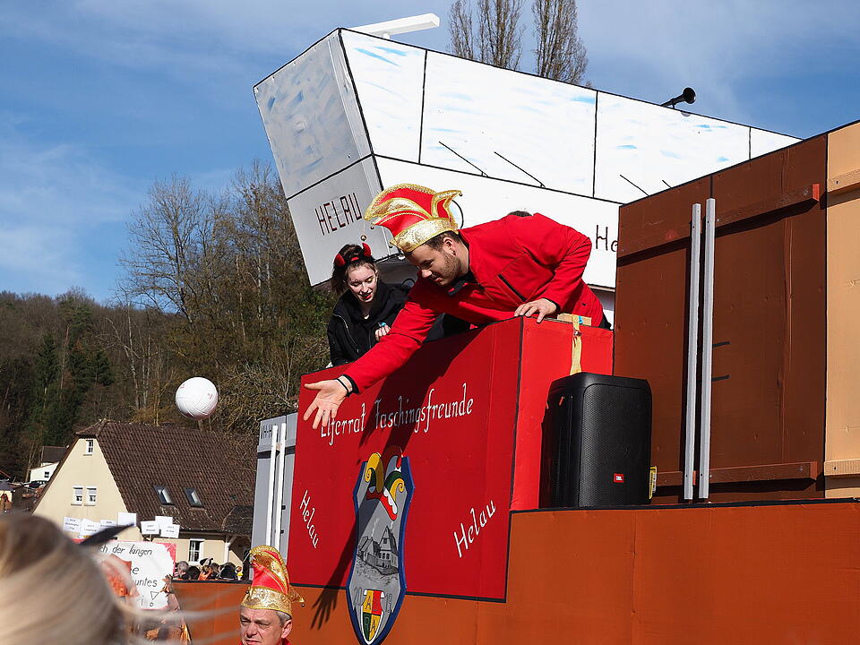 Buntes Faschingstreiben lockte tausende Besucher an.