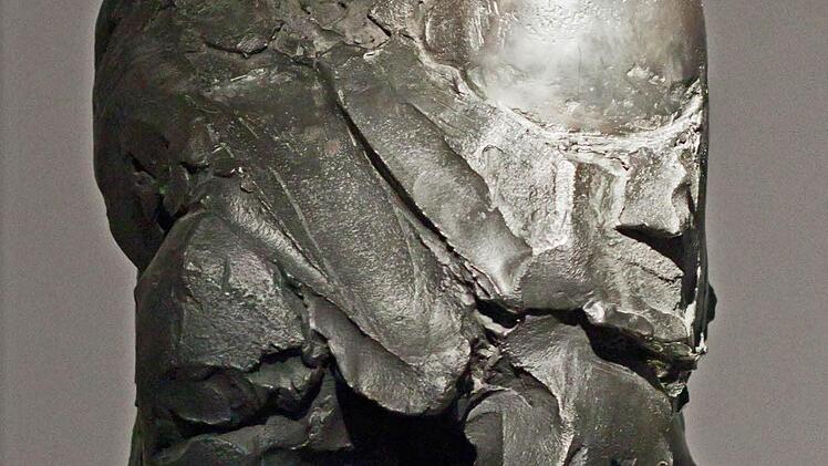 Ann Wolff: Pietá, 1999, Bronze, gegossen (Ausführung Bildgießerei Noack, Berlin)