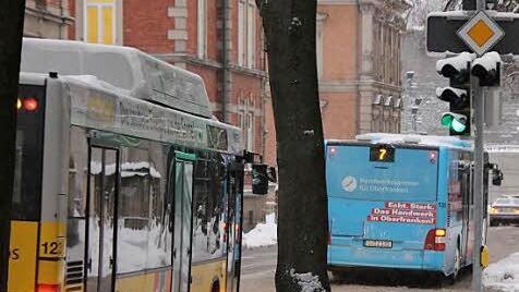 Einige Ampeln im Stadtgebiet gewähren den Bussen bereits Vorrang, wenn das für die Pünktlichkeit erforderlich ist. Foto: Simone Bastian