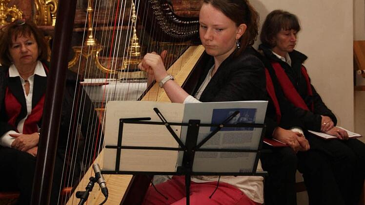 Johanna Scherl an der Harfe