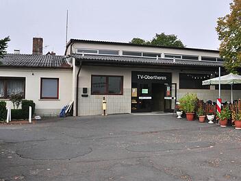 Soll die Turnhalle des TV Obertheres (im Bild) abgerissen und durch einen Neubau ersetzt werden oder soll sie saniert und nach dem Neubau einer Turnhalle zu einem Dorfgemeinschaftshaus umgebaut werden? Diese und weitere Fragen zur Dorfentwicklung von Obertheres standen in der Bürgerversammlung zur Diskussion. Foto: Ulrike Langer