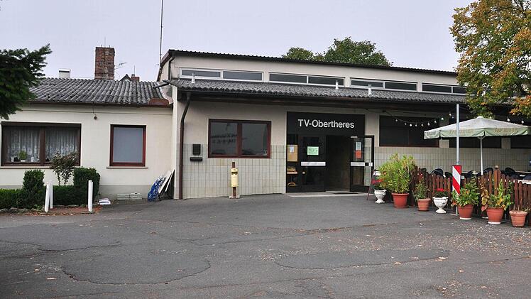 Soll die Turnhalle des TV Obertheres (im Bild) abgerissen und durch einen Neubau ersetzt werden oder soll sie saniert und nach dem Neubau einer Turnhalle zu einem Dorfgemeinschaftshaus umgebaut werden? Diese und weitere Fragen zur Dorfentwicklung von Obertheres standen in der Bürgerversammlung zur Diskussion. Foto: Ulrike Langer