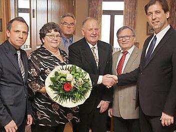 Gratulationscour in Pinzberg (v. l.): MdL Thorsten Glauber, Kunigunda Simmerlein, Zweiter Bürgermeister Peter Andexinger, Otto Simmerlein Bgm. Reinhard Seeber und Landrat Hermann Ulm Foto: Franz Galster
