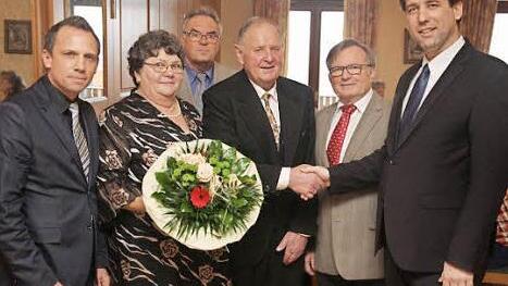 Gratulationscour in Pinzberg (v. l.): MdL Thorsten Glauber, Kunigunda Simmerlein, Zweiter Bürgermeister Peter Andexinger, Otto Simmerlein Bgm. Reinhard Seeber und Landrat Hermann Ulm Foto: Franz Galster