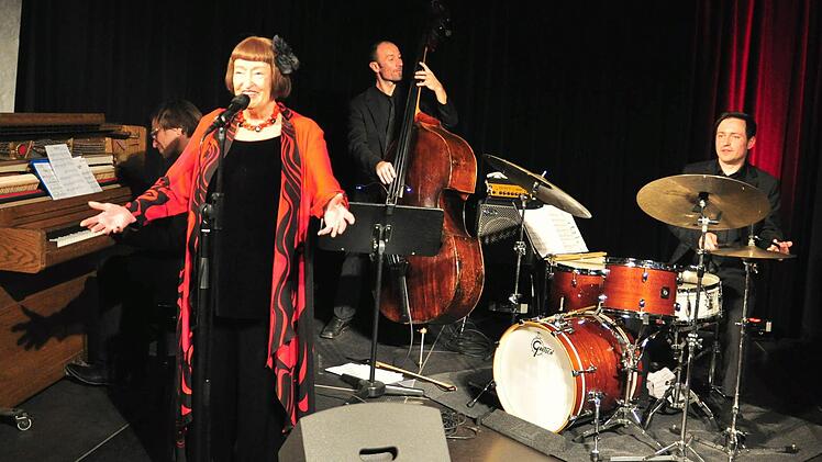 Die Bebop-Legende Sheila Jordan war mit Florian Kettler (Schlagzeug), Marco Kühnl (Bass) und Jochen Pfister (Klavier) verzauberte auf Einladung des Kulturamts Haßfurt ihr Publikum. Foto: Ulrike Langer