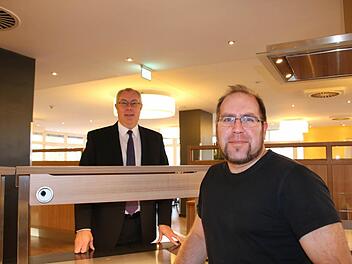 Zwei Ausländer, die in Bad Kissingen etwas bewegen: Der französische Cup-Vitalis-Chef Pascal Muller (links) und sein Mitarbeiter Francisco Javier Gomez Rodriguez, der 2015 mit Familie aus Spanien kam. Foto: R. Ruppert