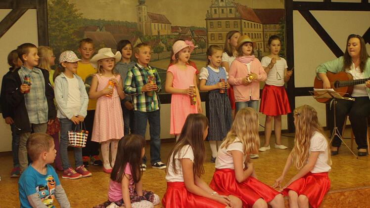 Die Schüler der Grundschule Kirchlauter bei ihrem Liedvortrag.