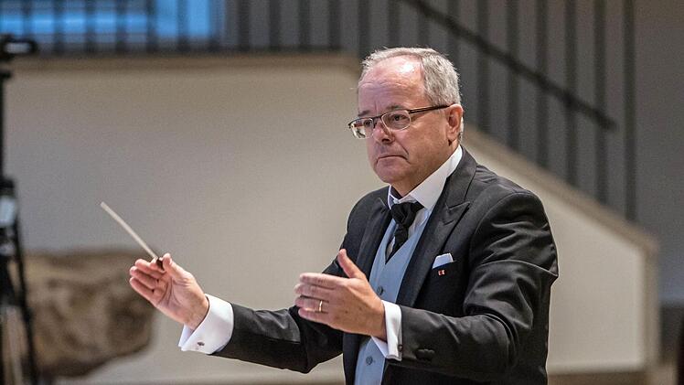 Begeisterten Beifall gab es am Ende für die Aufführung von Rossinis "Stabat Mater" in der Coburger Morizkirche. Am Dirigentenpult: Marius Popp.Foto: Jochen Berger