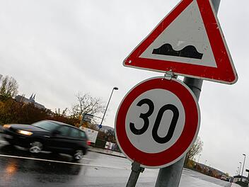 "Vorsicht Bodenwelle!", heißt es am Margaretendamm: Der Übergang an der Europabrücke hat sich abgesenkt - mit den Arbeiten zwischen April und August in dem Bereich hat dies laut Entsorgungs- und Baubetrieb der Stadt (EBB) aber nichts zu tun.  Foto: Matthias Hoch