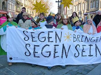 Mit dem Motto der Sternsingeraktion vorweg zogen die Kinder und Jugendlichen durch die Innenstadt. Fotos: Marion Krüger-Hundrup