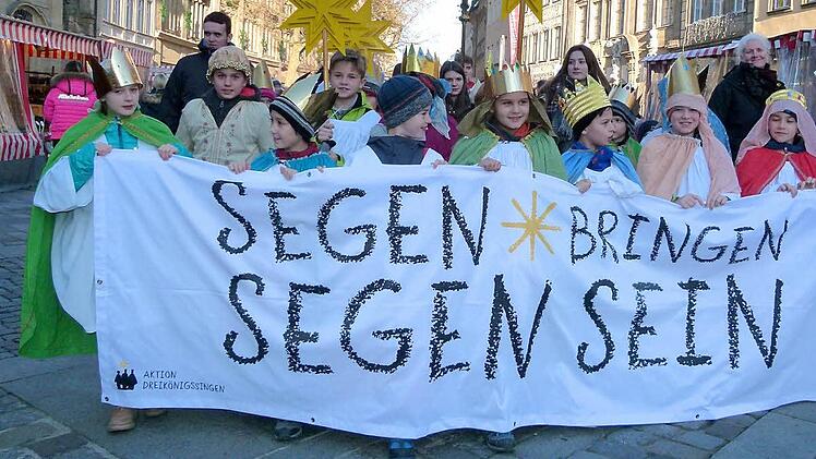 Mit dem Motto der Sternsingeraktion vorweg zogen die Kinder und Jugendlichen durch die Innenstadt. Fotos: Marion Krüger-Hundrup