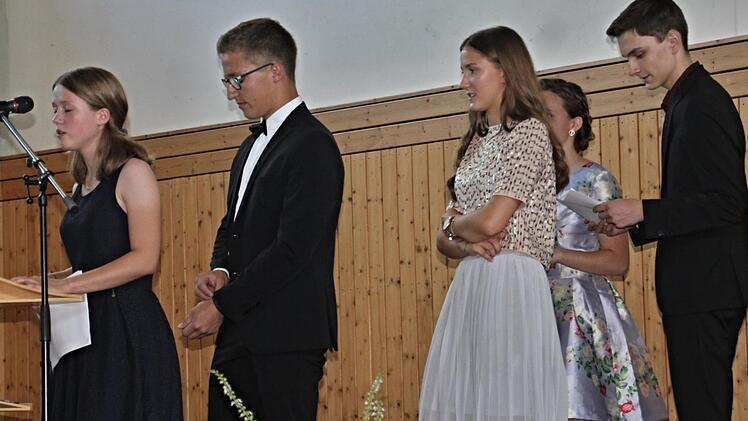 Die Abschlussrede im Dialog gehalten. Fünf Schülerinnen und Schüler blickten frivol-lustig auf die Schulzeit zurück. Foto: Helmut Will