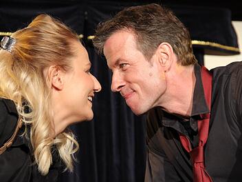 Clotilde und Pierre hecken aus, welche Freunde als erstes dran glauben sollen.Katharina Müller-Sanke