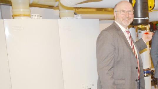 Die neue Heizung der Schule, die jetzt von Bürgermeister  Egon Herrmann, in Betrieb genommen wurde, ist  eines der Projekte, die in diesem Jahr erfolgreich angepackt wurden. Karl-Heinz Hofmann
