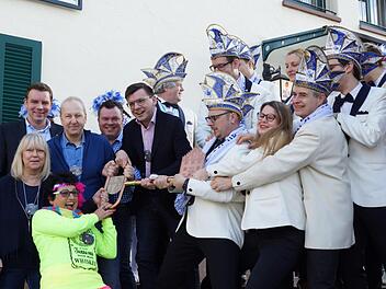 Bürgermeister und Stadträte ringen um den Schlüssel.Foto: Arkadius Guzy