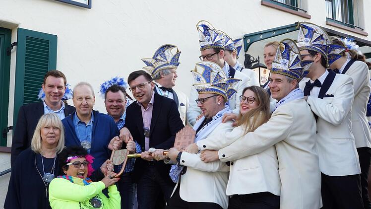 Bürgermeister und Stadträte ringen um den Schlüssel.Foto: Arkadius Guzy