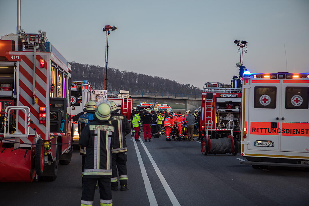 Traurige Unfallbilanz: Ein Toter und sechs zum Teil lebensgefährlich Verletzte