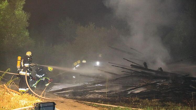 n Großaufgebot von Feuerwehrleuten war rückte in der Nacht auf Freitag nach Walsdorf aus. Foto: NEWS5 / Merzbach