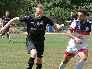 Der Eberner Max Arndt (links), Vorbereiter zum 1:1-Ausgleich, zieht an seinem Bad Rodacher Gegenspieler vorbei.  Foto: Wolfgang Dietz