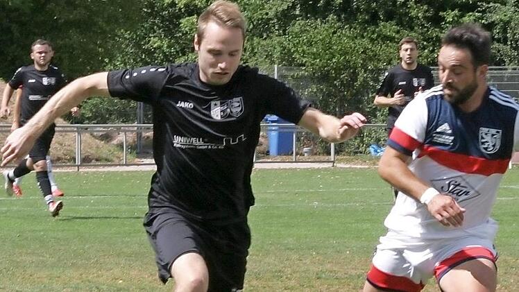 Der Eberner Max Arndt (links), Vorbereiter zum 1:1-Ausgleich, zieht an seinem Bad Rodacher Gegenspieler vorbei.  Foto: Wolfgang Dietz