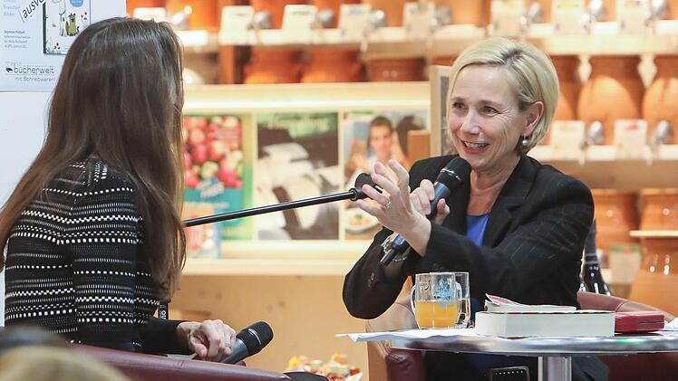 Tanja Kinkel (links) und Amelie Fried bei der Lesung  Foto: Barbara Herbst