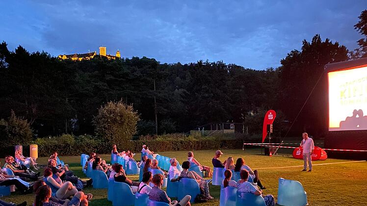 "Die Location ist toll", sagt Veranstalter Mischa Salzmann. 50 bis 70 Zuschauer kommen bislang im Schnitt zu den Kinoabenden im Coburger Aquaria-Schwimmbad. Mischa Salzmann
