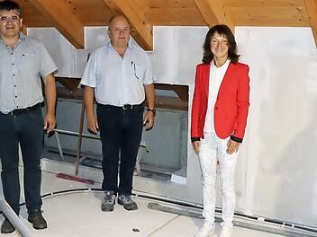 Stadtbaumeister Markus Pülz, Fachplaner Norbert Henkel, Bürgermeisterin Christine Frieß und Günther Eber von der Teilnehmergemeinschaft-Dorferneuerung (v. l.) überzeugten sich von den Fortschritten auf der Baustelle.