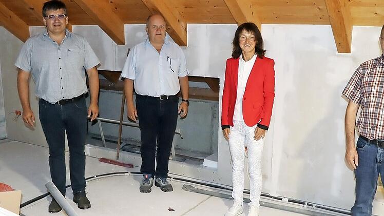 Stadtbaumeister Markus Pülz, Fachplaner Norbert Henkel, Bürgermeisterin Christine Frieß und Günther Eber von der Teilnehmergemeinschaft-Dorferneuerung (v. l.) überzeugten sich von den Fortschritten auf der Baustelle.