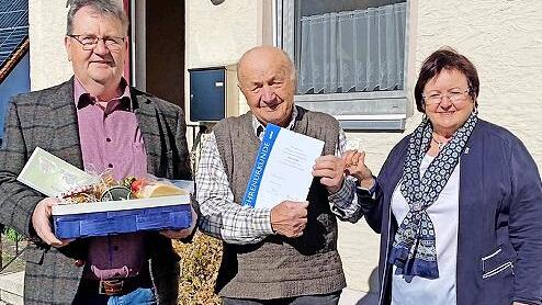 Bei der Ehrung im VdK (v. l.): Klaus Friedel, Franz Kari und Sonja Erlwein.