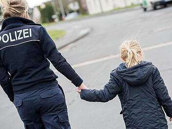 Eine Bundespolizisten k&uuml;mmert sich um ein Kind