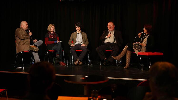 Den Wert der  Kunst  versuchte      Moderatorin  Corinna   Mielke  (rechts)   mit            vier  Gesprächspartner zu ergründen:    Liedermacher Wolfgang Buck,  Kreisjugendpflegerin    Ursula Albuschkat, Programmchef     Lorenz Deutsch und Kulturbeauftragter  Dieter George (v.l.)Fotos:  Barbara Herbst