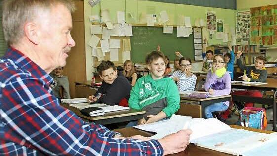 Johannes Bäuerlein beim Unterricht mit den Viertklässlern, die die letzten Schüler im Wonseeser Schulhaus sind.