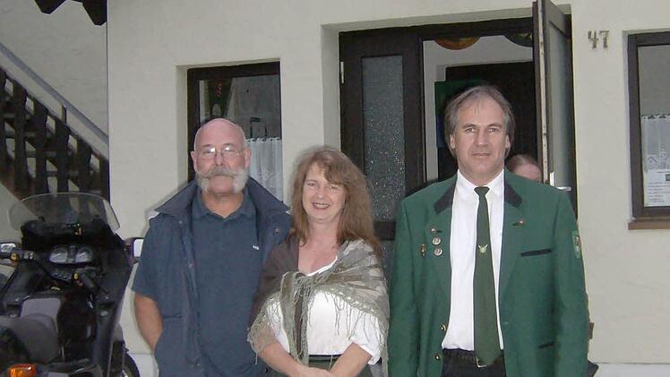 Sportleiter Manfred Weber, dessen Ehefrau Stefanie Schneider und 2. Schützenmeister Heinz Martin  Foto: Petra Malbrich