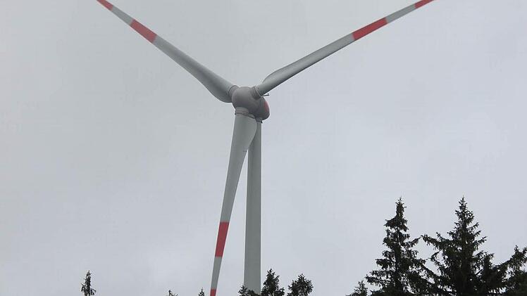 So wie diese Windräder bei Münchberg werden die Windkraftanlagen bei Hain aussehen. Die Nabenhöhe beträgt 140 Meter, die Gesamthöhe 200 Meter.  Foto: Friedwald Schedel