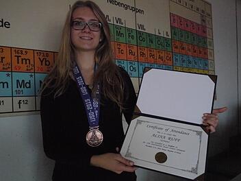 Alina Ruff mit ihrer Bronzemedaille, die sie beim Wissenschaftswettebwerb im südkoreanischen Daegu errungen hat. Foto: Pauline Lindner