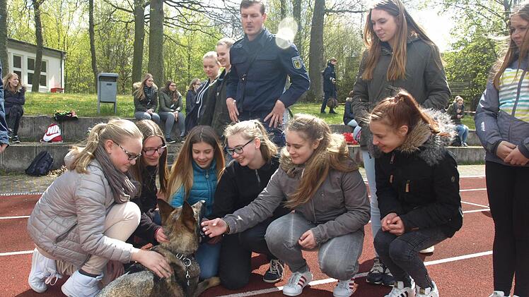 Große Aufmerksamkeit bei den Schülerinnen fand eine Vorführung Polizeihunden. Foto: Stefan Geiger
