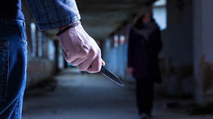 Stark blutend hat ein Mann in der Silvesternacht auf einer Straße in Nürnberg gelegen.