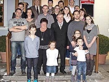 Das Jubelpaar (Mitte) mit allen Kindern und Enkeln sowie mit Bürgermeister Jürgen Kohmann (oben links). Foto: Hartmut Klamm