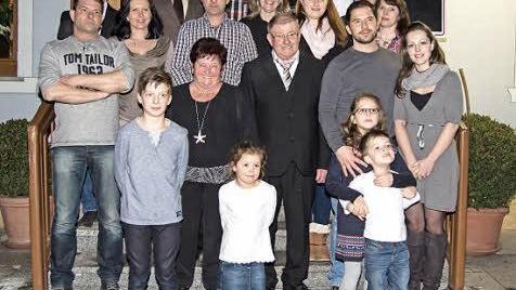 Das Jubelpaar (Mitte) mit allen Kindern und Enkeln sowie mit Bürgermeister Jürgen Kohmann (oben links). Foto: Hartmut Klamm