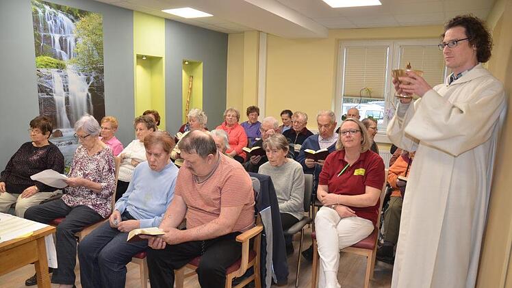 Gemeindereferent Matthias Beck bringt zum Gottesdienstbeginn die konsekrierten Hostien für die spätere Kommunion.