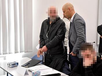 Kriminalpolizei und Staatsanwaltschaft  glauben, dass Winfried E. (Name geändert, hier mit seinem Anwalt am ersten Prozesstag) der Initiator hinter den Anschlägen auf ein Bordell im Laubanger ist. Das wurde auch aus den Aussagen der beiden leitenden Ermittler  vor dem Landgericht deutlich.   Foto: R. Rinklef