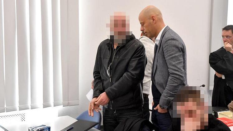 Kriminalpolizei und Staatsanwaltschaft  glauben, dass Winfried E. (Name geändert, hier mit seinem Anwalt am ersten Prozesstag) der Initiator hinter den Anschlägen auf ein Bordell im Laubanger ist. Das wurde auch aus den Aussagen der beiden leitenden Ermittler  vor dem Landgericht deutlich.   Foto: R. Rinklef