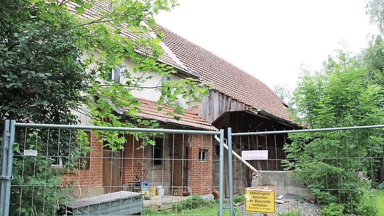 Rund um diesen ehemaligen Bauernhof in der Wüstenahorner Straße soll das nachhaltige Generationen-Wohnprojekt entstehen.  Fotos: Lehmann/Koch
