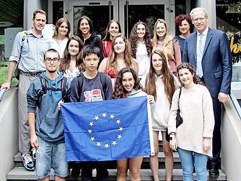 Die spanischen Austauschschüler zu Besuch bei Herzogenaurachs Bürgermeister German Hacker.  Foto: Richard Sänger