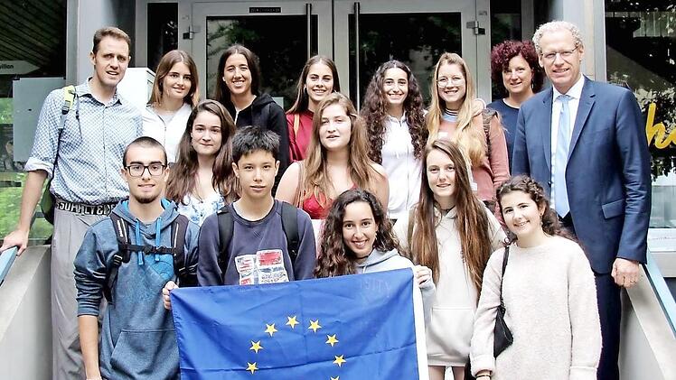 Die spanischen Austauschschüler zu Besuch bei Herzogenaurachs Bürgermeister German Hacker.  Foto: Richard Sänger