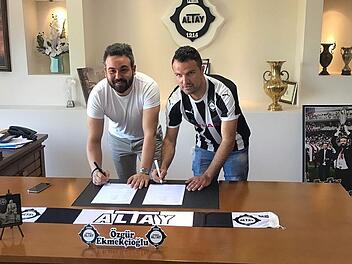 Bis die Unterschrift geleistet ist, wie hier vom Kroaten Adnan Aganovic (re.) bei Altay Izmir in der 2. türkischen Liga, haben Spielerberater wie Erkan Martin hinter den Kulissen viel Arbeit geleistet.  Fotos: privat